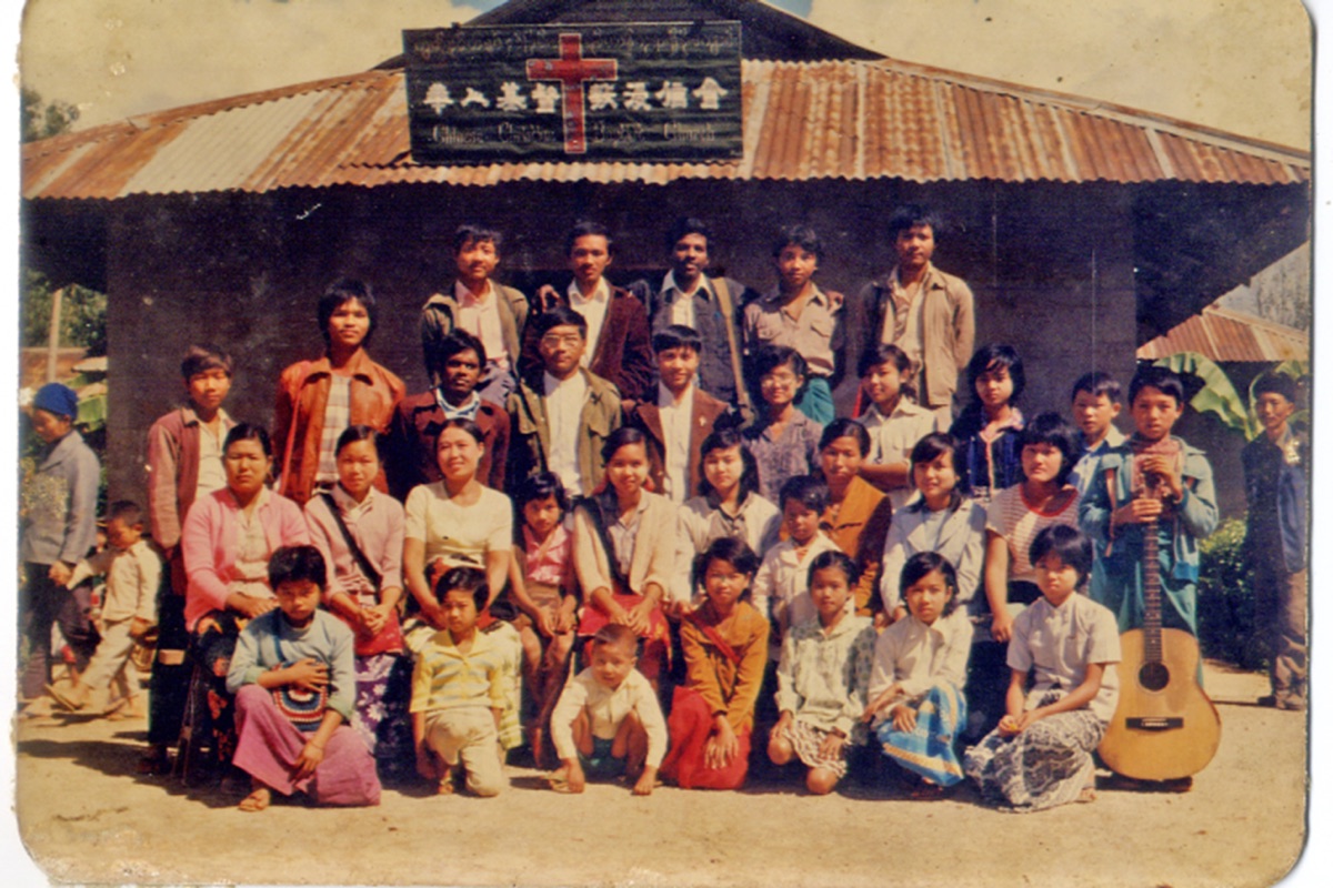 1985 年圣诞节，会众在旧礼拜堂前的合影